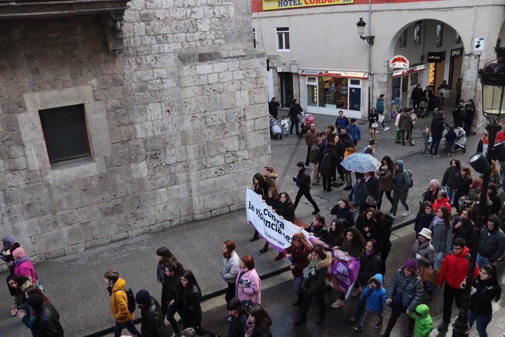 Miles de personas marchan por las calles de Burgos para mostrar su condena unánime ante el asesinato machista de Silvia Plaza.