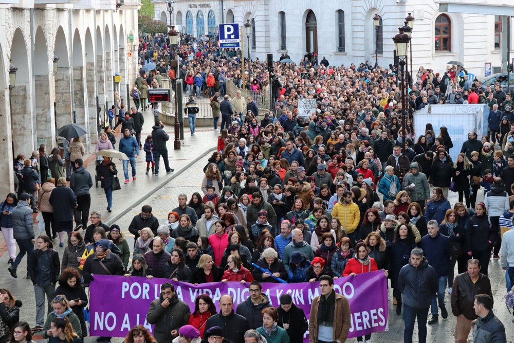 Miles de personas marchan por las calles de Burgos para mostrar su condena unánime ante el asesinato machista de Silvia Plaza.