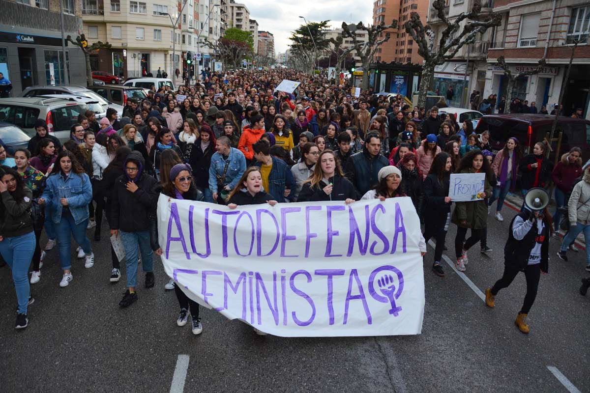 Miles de personas marchan por las calles de Burgos para mostrar su condena unánime ante el asesinato machista de Silvia Plaza.