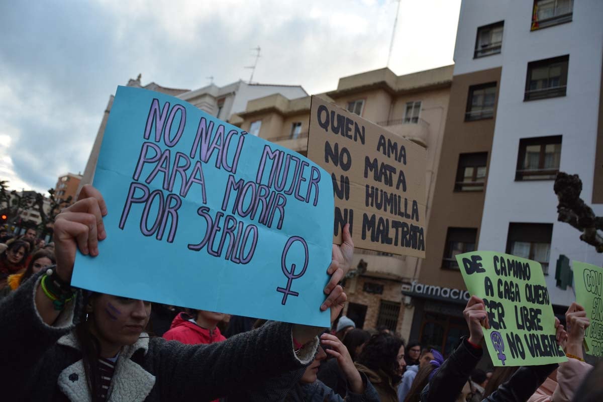 Miles de personas marchan por las calles de Burgos para mostrar su condena unánime ante el asesinato machista de Silvia Plaza.