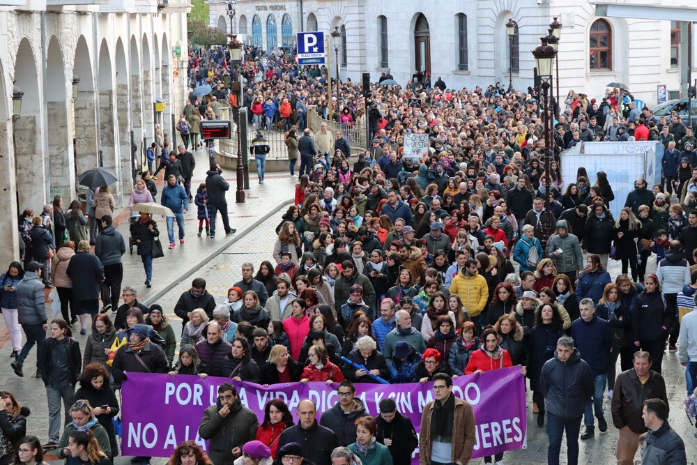 Miles de personas marchan por las calles de Burgos para mostrar su condena unánime ante el asesinato machista de Silvia Plaza