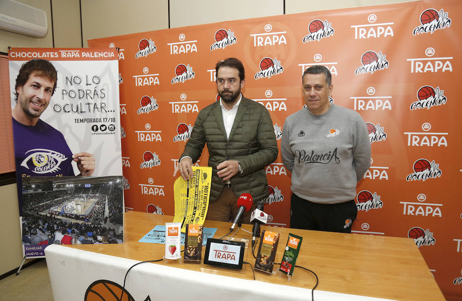 El gerente del club, Raúl Villagrá, y el entrenador del Chocolates Trapa, Alejandro Martínez, en la rueda de prensa. 