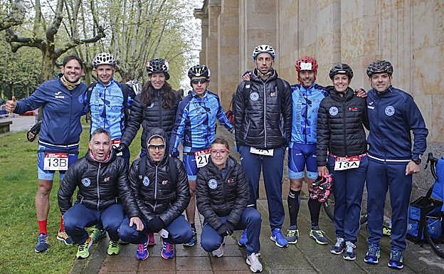 Participantes del Triatlón Charro, organizador de la competición. 