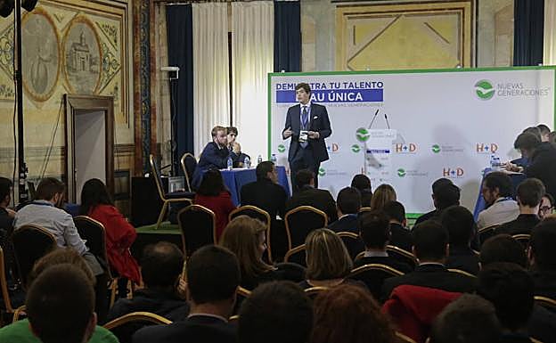 El portavoz de uno de los equipos finalistas, en pleno debate. 