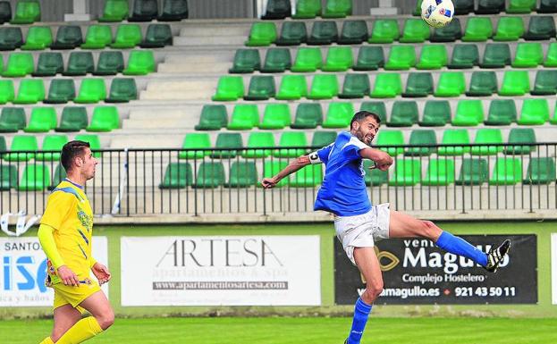 Álex golpea el balón durante el último partido del Unami.