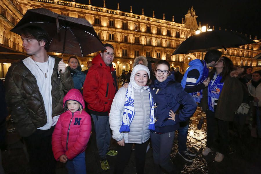 Más de 1.000 seguidores acuden a rendir tributo a un histórico equipo que de nuevo, lo ha vuelto a ganar todo en España (Liga, Copa y Supercopa)