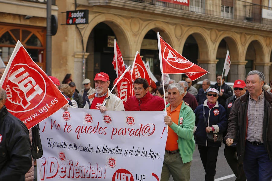 Más de 3.000 personas han recorrido el trayecto desde la Gran Vía hasta la Plaza Mayor reclamando más derechos sociales y bajo la consideración, según los dirigentes sindicales provinciales, de que hay «motivos para más movilizaciones»