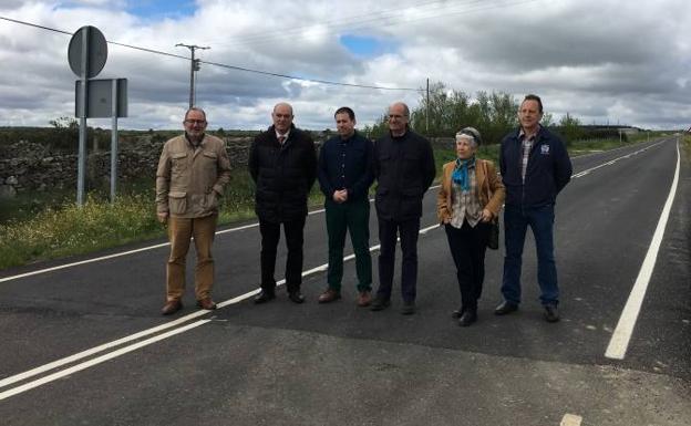 Representantes de los municipios afectados por la obra y de la Diputación. 