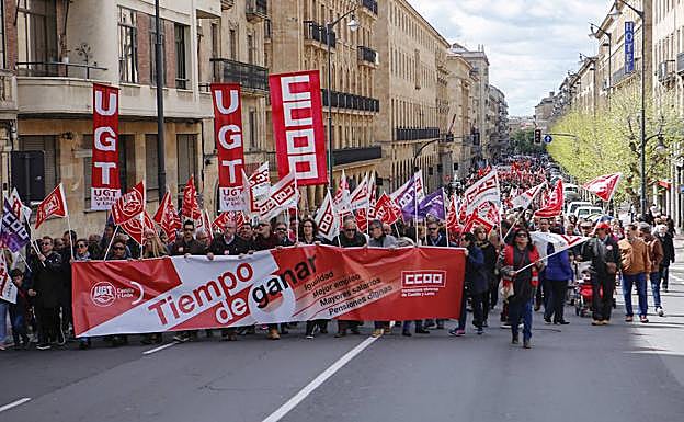 La cabeza de la manifestación llega a la plaza de España por la Gran Vía de Salamanca.
