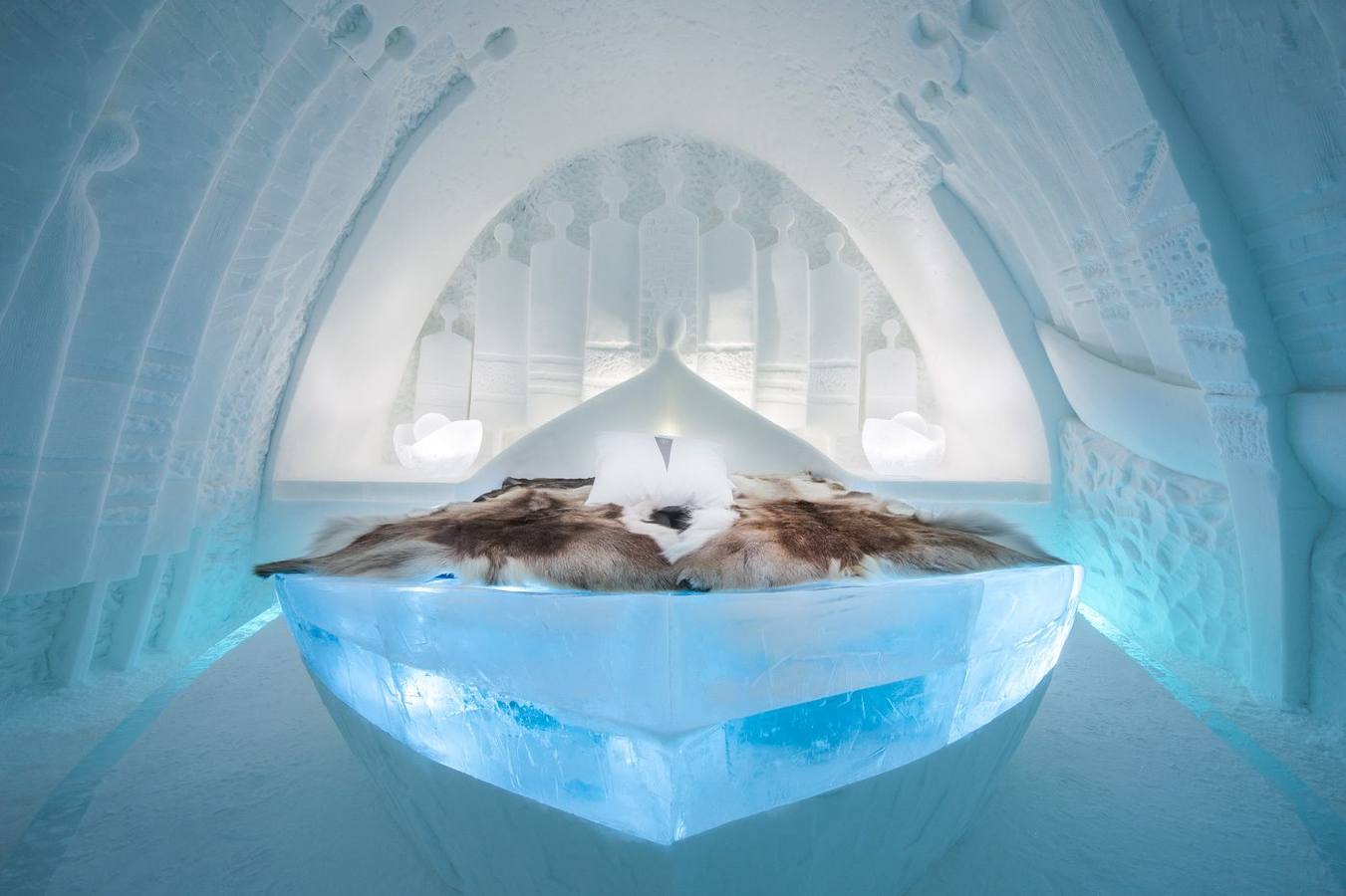 El Icehotel está situado Jukkasjärvi, en el norte de Suecia. Construido con hielo y nieve situado en los confines de la Laponia sueca podrás comer y beber en vajillas de hielo e incluso dormir a -5ºC de temperatura ambiente en camas también hechas con hielo.