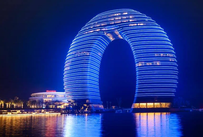 Sheraton Huzhou Hot Spring Resort. También conocido por Hotel Luna, es un espacioso complejo de lujo que se encuentra en Huzhou, China. Cuenta con apodos tales como 'Hotel Herradura' y 'Hotel Donut'. La forma anular del hotel permite que todas las habitaciones puedan tener buenas vistas y luz natural desde todas las direcciones.