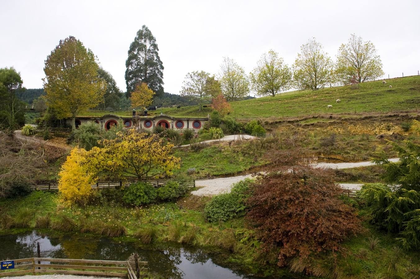 Hobbit Motel. Ubicado en el Woodlyn Park (Nueva Zelanda). Es un hotel que toma como modelo las casas de los hobbits. Se presenta con forma de pequeñas cuevas cavadas en las montañas pero que en su interior cuentan con todas las comodidades.