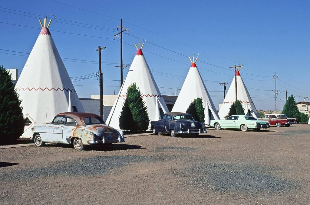 Wigwam Motel de Holbrook, en Arizona, en plena Ruta 66. Montado como si de un tradicional campamento indio se tratara. Las tiendas no son de lona, sino que se trata de unas estructuras construidas con acero y cemento, de casi 16 metros de alto y 7,6 de diámetro. Como parte de la decoración, junto a las tiendas encontraremos aparcados modelos de automóviles de los años 50.