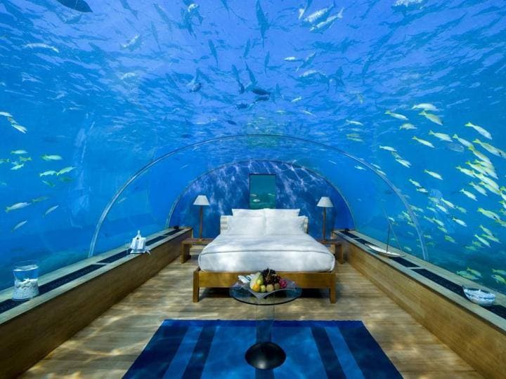 Hotel Poseidon. Ubicado en un arrecife de coral de las Islas Fiji, a 12 metros bajo el mar. Tiene 22 suites con gran lujo. Las ventanas componen la mayor parte de la pared de cada habitación y la superficie del techo. El Poseidon Undersea Resort también tiene un spa, siete bares y seis restaurantes.