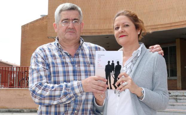 Lucas Sánchez Villalón, jefe de estudios de la Escuela de Idiomas y la directora Fredes Antuña, muestran la portada del libro. 