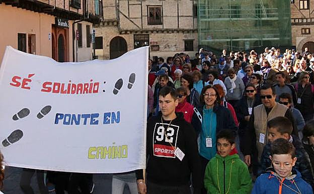 Decenas de personas inician la marcha en la plaza de San Lorenzo. 