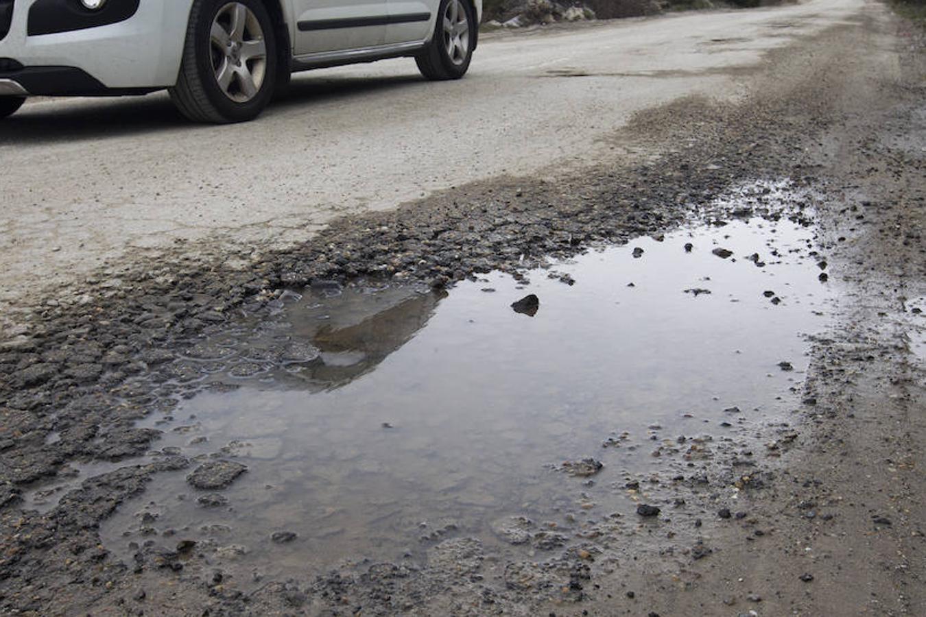 Agua acumulada en un bache de la carretera de Porto de Sanabria. 