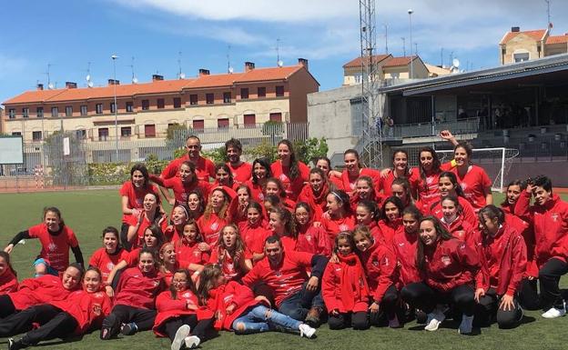 Las jugadoras del CD Salamanca Fútbol Femenino posan con varias canteranas tras lograr el ascenso. 