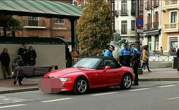 Los agentes dan el alto al BMW, en el que viajaban las mujeres, al salir del aparcamiento de Plaza de España. 