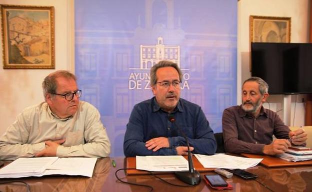 El alcalde de Zamora, Francisco Guarido, junto a los concejales de Turismo y Obras y Medio Ambiente.