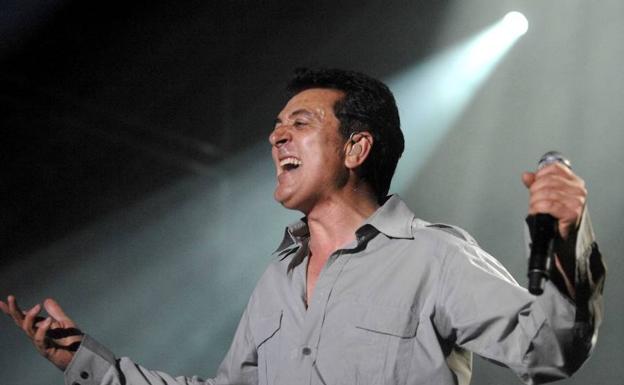 Manolo García, durante el concierto que ofreció en 2009 en el Polideportivo Huerta del Rey. 