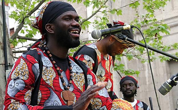 Actuación del grupo Sico Bana, ayer por la tarde en la Plaza de la Universidad. 