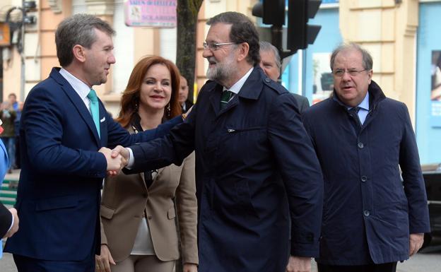 Mariano Rajoy saluda al alcalde de Burgos, Javier Lacalle (izquierda), en presencia de la presidenta de las Cortes de Castilla y León, Silvia Clemente y del presidente de la Junta de Castilla y León, Juan Vicente Herrera.