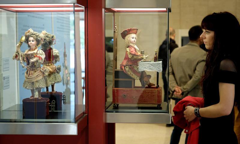 Una visitante, ante los muñecos autómatas.