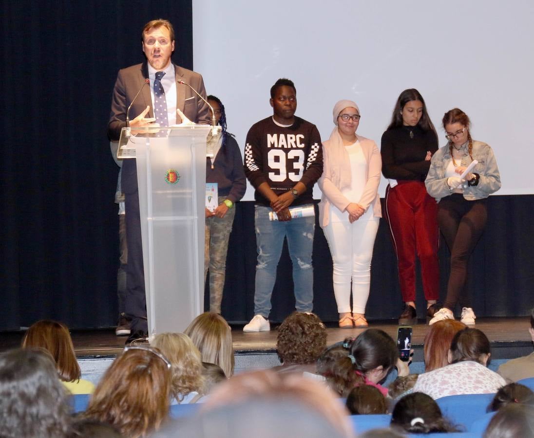 Los centros educativos impulsan hasta el sábado la iniciativa para integrar las 18 nacionalidades que conviven en el barrio