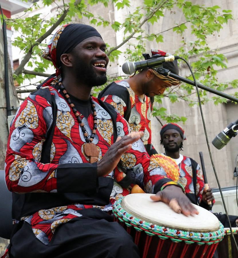 Los centros educativos impulsan hasta el sábado la iniciativa para integrar las 18 nacionalidades que conviven en el barrio