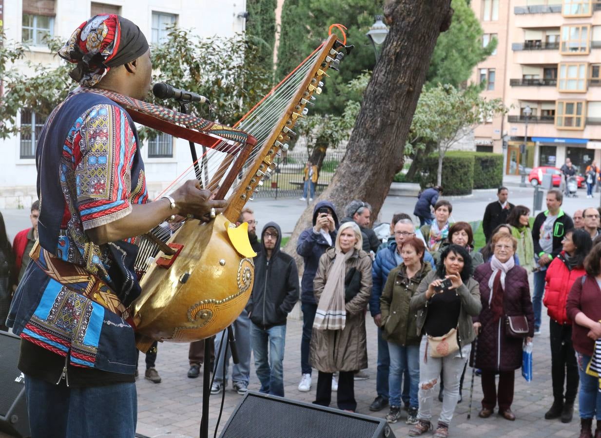 Los centros educativos impulsan hasta el sábado la iniciativa para integrar las 18 nacionalidades que conviven en el barrio