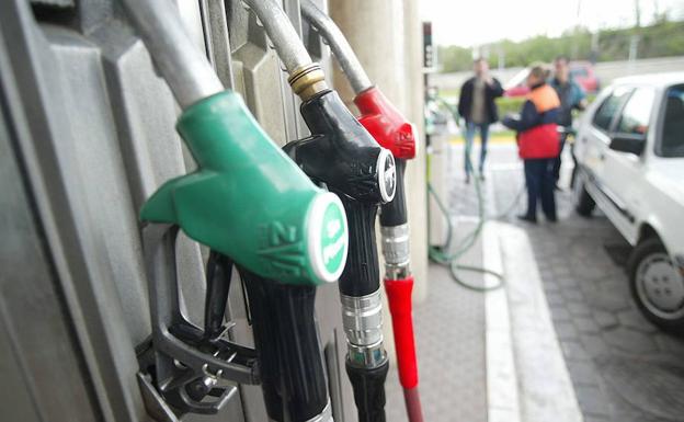 Surtidores de gasolina y gasóleo en una estación de servicio.