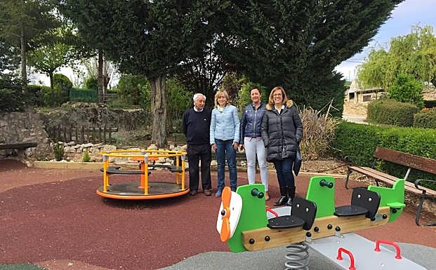 Ángeles Armisén, a la derecha, en un parque de Villahán.