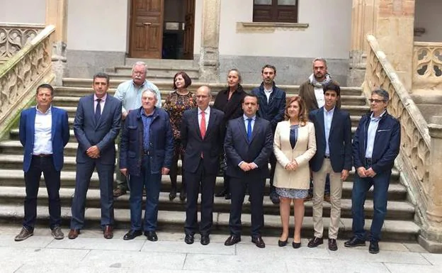 El presidente de la Diputación, Javier Iglesias, con los alcaldes de los municipios participantes en la iniciativa.