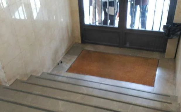 Puerta principal y escaleras de acceso a los juzgados de Medina del Campo.