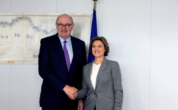 El comisario de Agricultura de la Unión Europea, Phil Hogan y la ministra de Agricultura y Pesca, Alimentación y Medio Ambiente, Isabel García Tejerina.