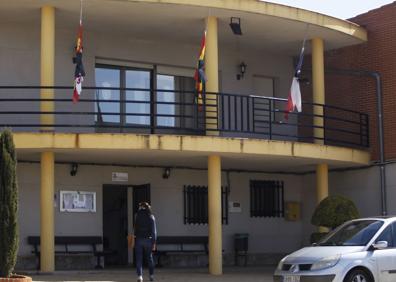 Imagen secundaria 1 - En la imagen superior, un perro de la Guardia Civil busca pistas en el lugar de los hechos. Abajo, el Ayuntamiento de Castrogonzalo con crespones negros y banderas a media asta. Y a la derecha, la vivienda en la que los efectivos de la Benemérita entraban y salían durante toda la mañana.