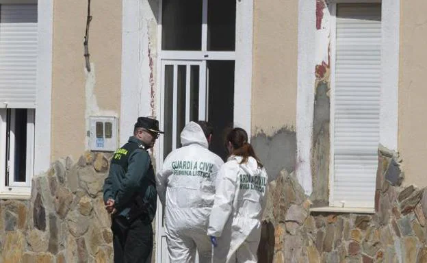 La Guardia Civil investiga en una vivienda de Castrogonzalo. 