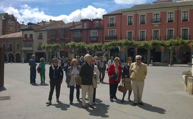 Un grupo de turistas en la Plaza Mayor de Aranda de Duero, Burgos