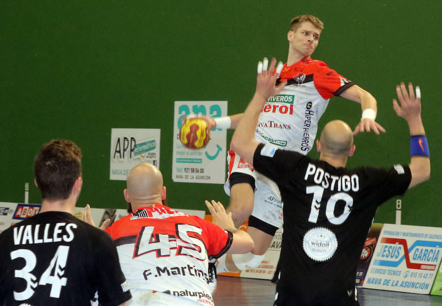 Fotos: Victoria del Balonmano Nava ante el Auto Gomas Sinfín