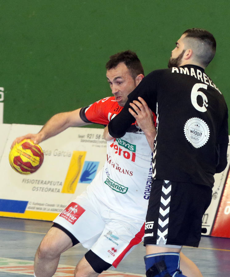 Fotos: Victoria del Balonmano Nava ante el Auto Gomas Sinfín