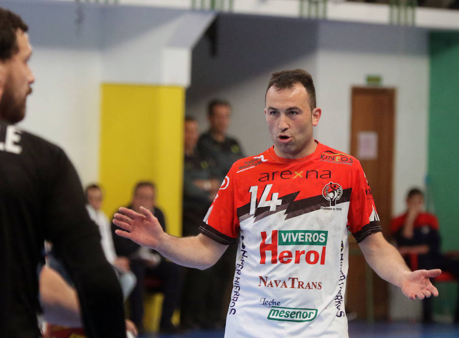 Fotos: Victoria del Balonmano Nava ante el Auto Gomas Sinfín