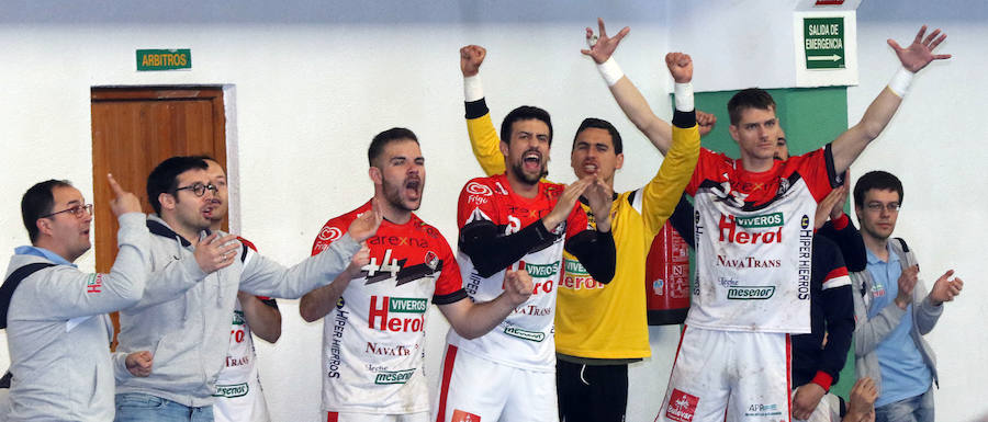 Fotos: Victoria del Balonmano Nava ante el Auto Gomas Sinfín