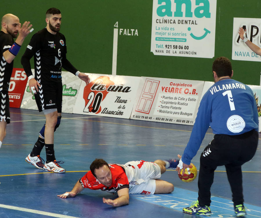 Fotos: Victoria del Balonmano Nava ante el Auto Gomas Sinfín