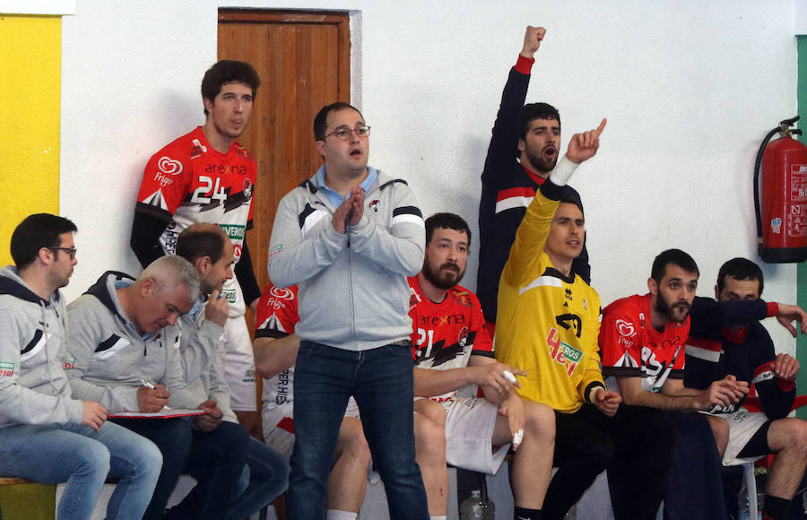 Fotos: Victoria del Balonmano Nava ante el Auto Gomas Sinfín