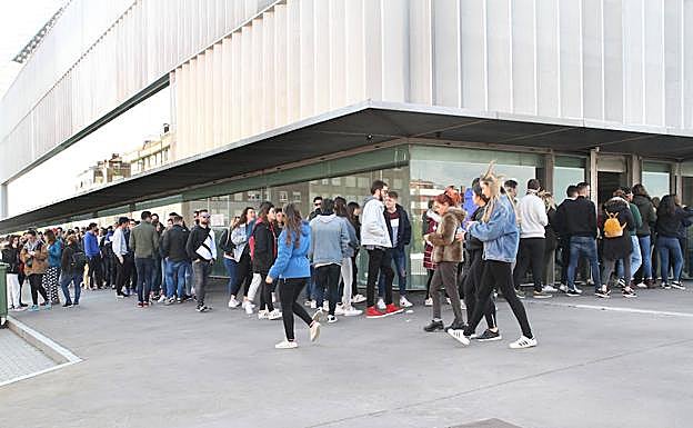 Decenas de jóvenes esperan ayer en La Balastera a que llegue su turno para retirar una entrada.