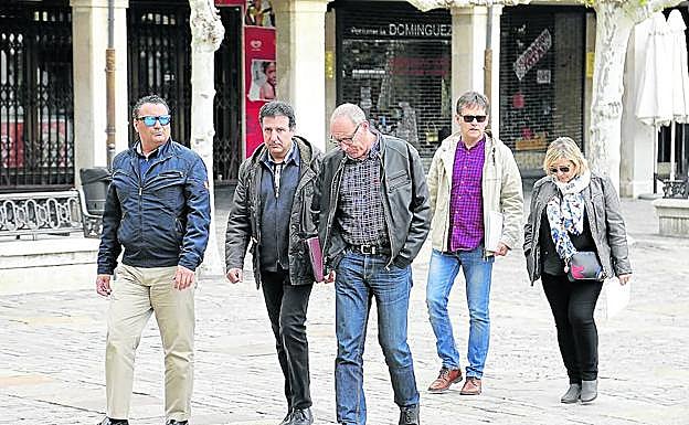 Los representantes sindicales de la plantilla de Palbús, antes de una reunión en el Ayuntamiento. 