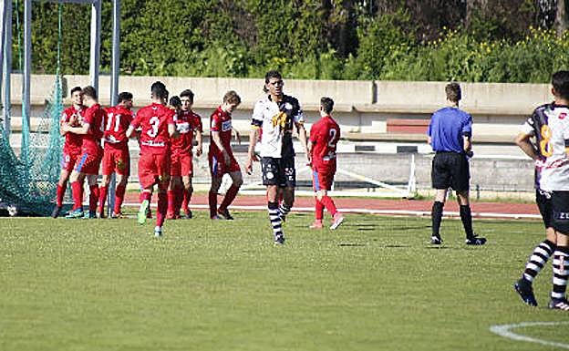 Los jugadores del Numancia B celebran uno de los tantos de Ferrer ante Unionistas. 
