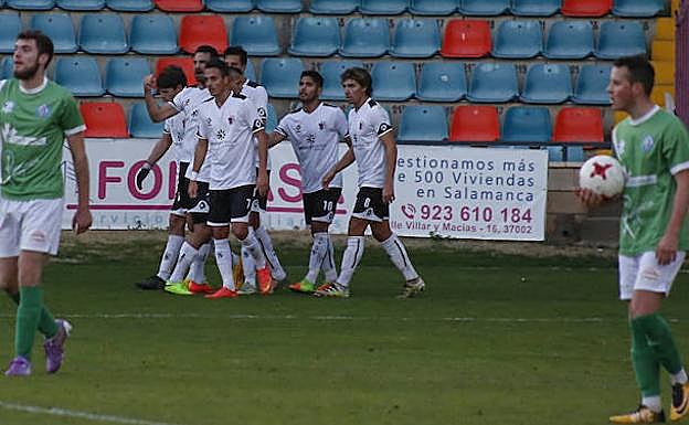 Los jugadores del Salmantino celebran un gol ante el San José en el Helmántico. 