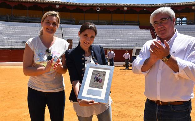 Raquel Sanz, en el centro, recoge la placa acreditativa del Ayuntamiento de Baeza, este sábado. 